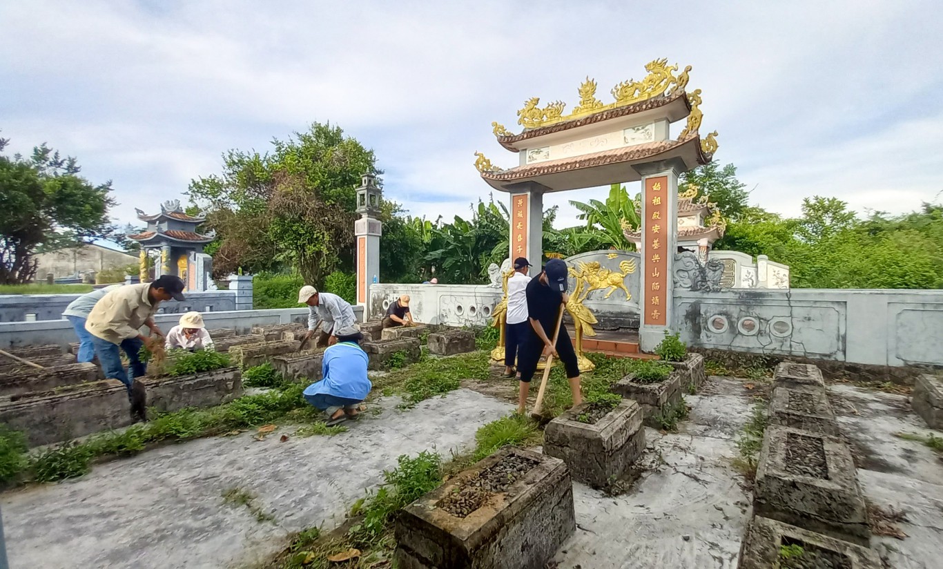 Chạp mả ở làng quê hằng năm là dịp để mọi người chăm sóc, tu bổ mồ mả tổ tiên - Ảnh: N.Q