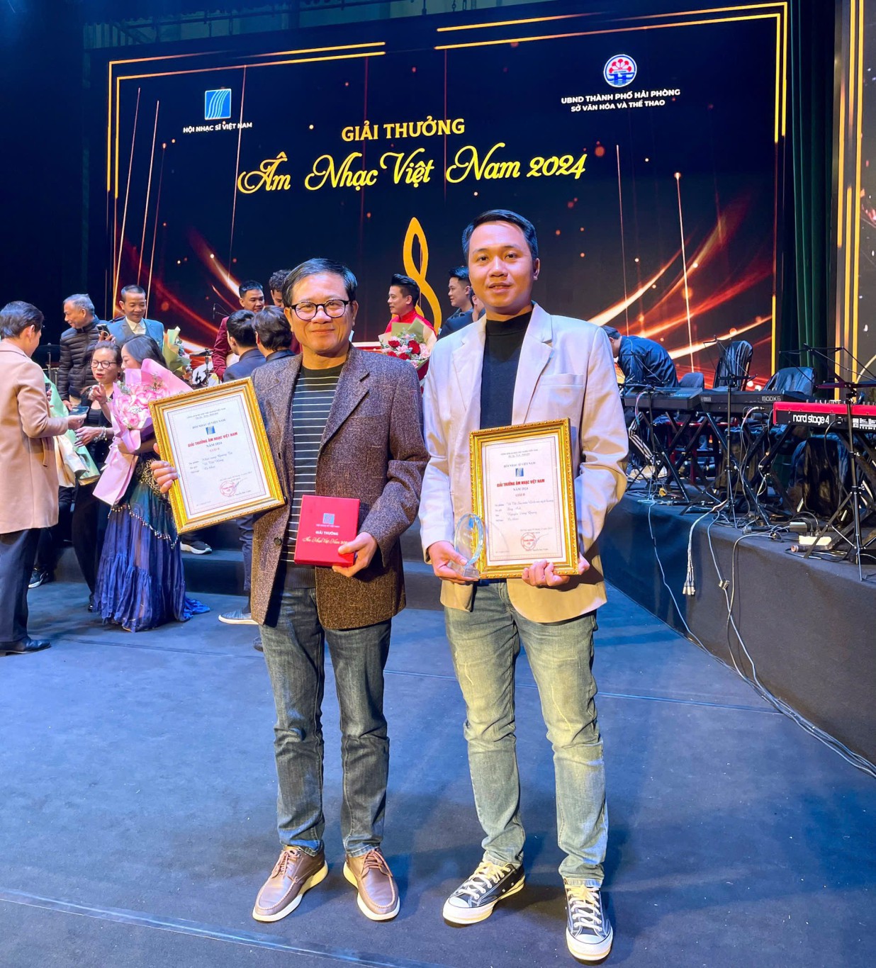 Nhạc sĩ V&otilde; Thế H&ugrave;ng v&agrave; nhạc sĩ Nguyễn Duy Anh đoạt giải B Giải thưởng &Acirc;m nhạc Việt Nam năm 2024 - Ảnh: NVCC