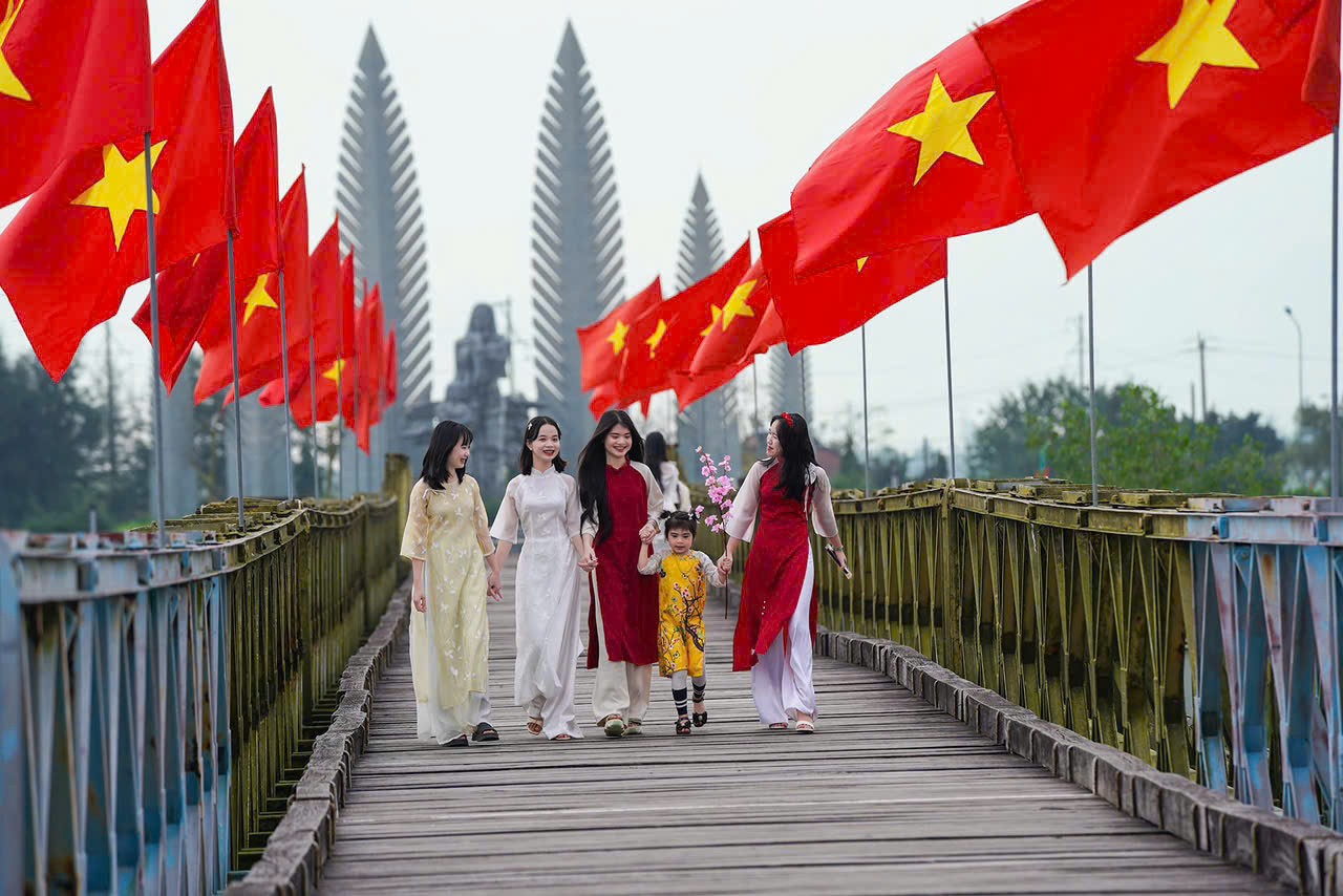 Nhịp cầu nối những mùa xuân - Ảnh: Nông Văn Dân