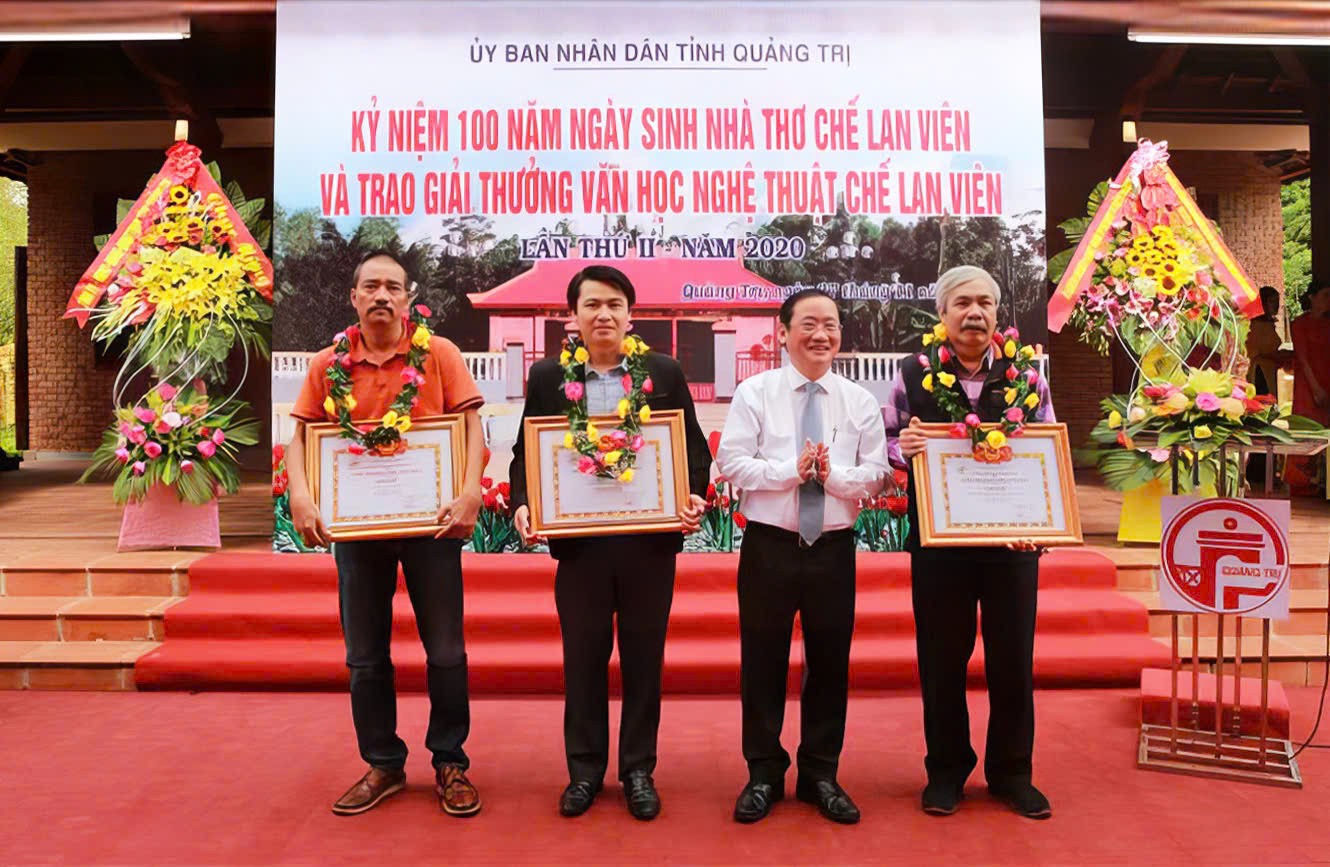 UBND tỉnh Quảng Trị trao tặng Giải thưởng Văn học nghệ thuật Chế Lan Viên lần thứ II, năm 2020 cho các tác giả đạt giải Nhất - ẢNH: T.L