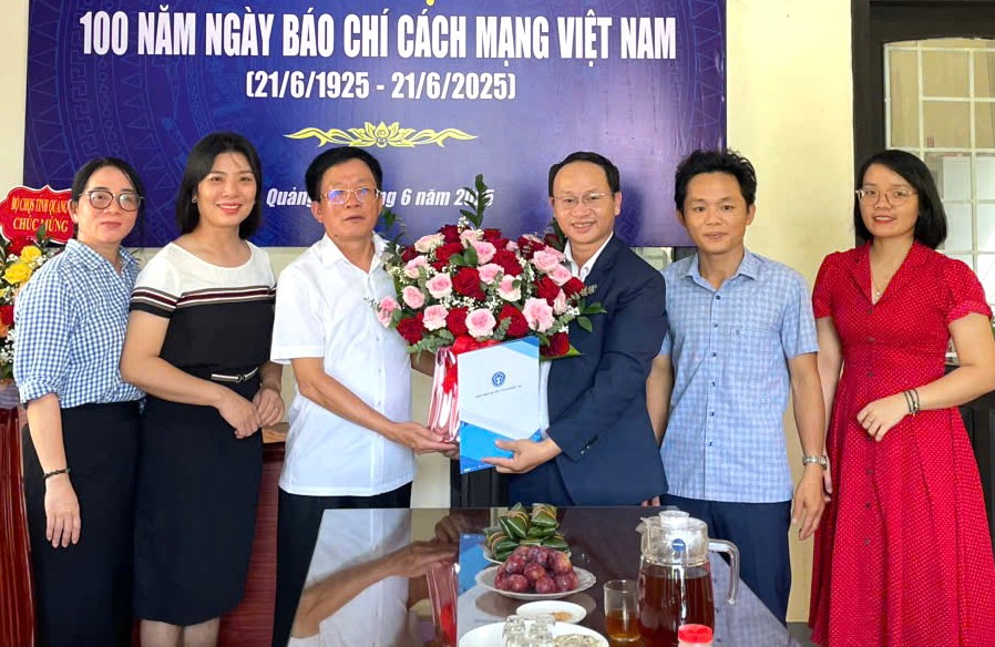 Bảo hiểm xã hội tỉnh tặng hoa chúc mừng