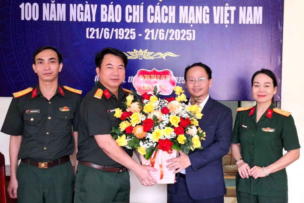 Bộ Chỉ huy Quân sự tỉnh tặng hoa chúc mừng
