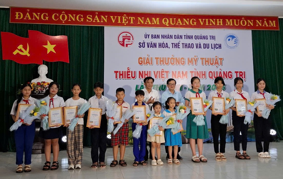 Ban tổ chức trao giải A cho các tác giả có bài dự thi xuất sắc nhất - Ảnh: L.T