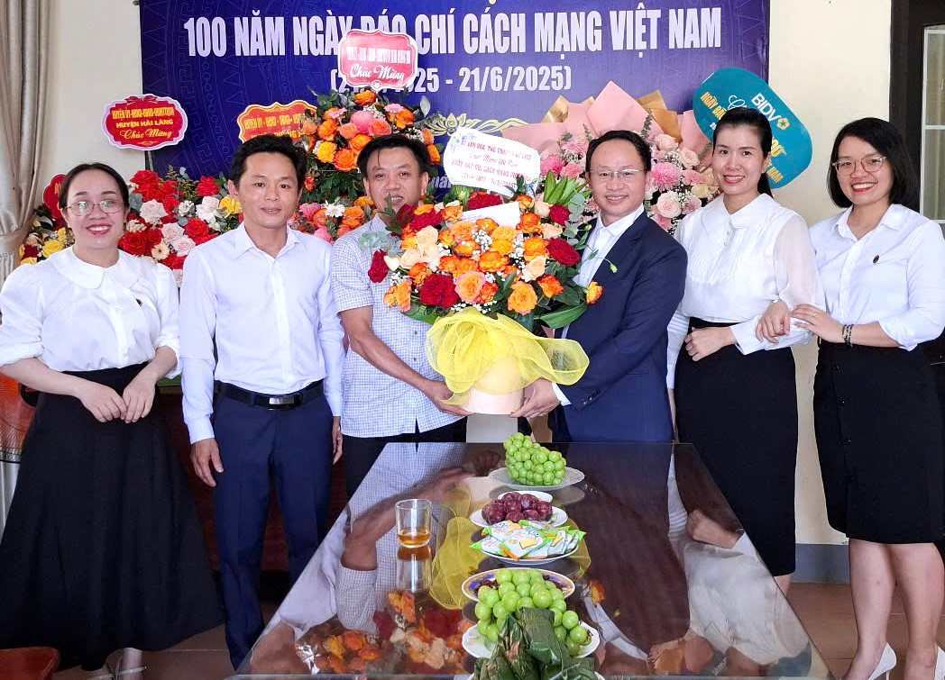 Sở VHTT & DL tỉnh tăng hoa chúc mừng