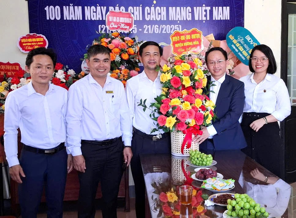 Huyện ủy-HĐND-UBND-UBMTTQVN huyện Hướng Hóa tặng hoa chúc mừng