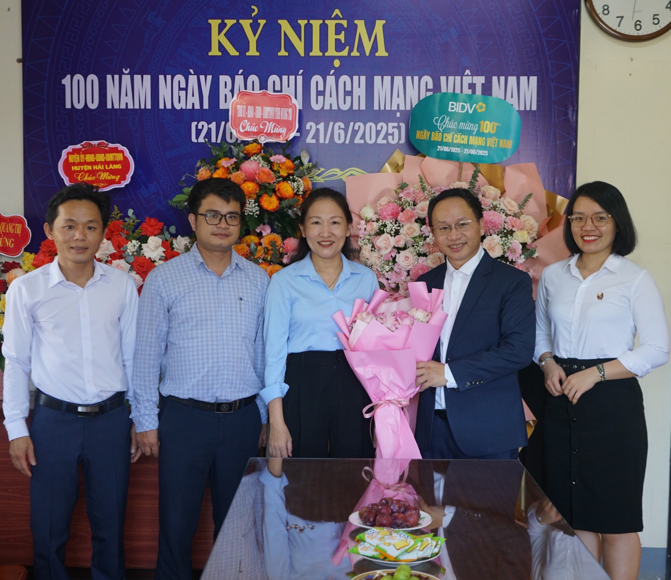 Huyện ủy-HĐND-UBND-UBMTTQVN huyện Gio Linh tặng hoa chúc mừng