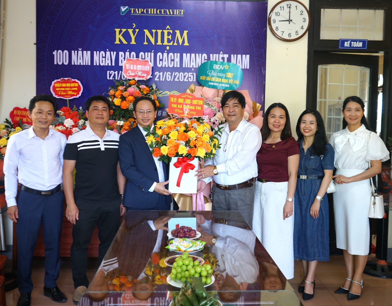 Thị ủy-HĐND-UBND-UBMTTQVN thị xã Quảng Trị tặng hoa chúc mừng