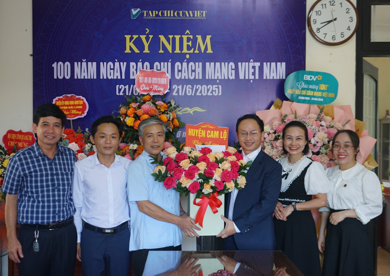 Huyện ủy-HĐND-UBND-UBMTTQVN huyện Cam Lộ tặng hoa chúc mừng